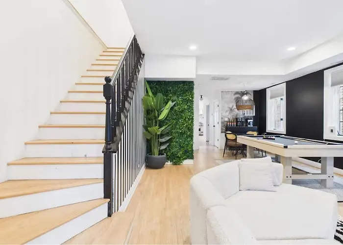 West Town Estate 6br, Game Room, Decks, 5gbps