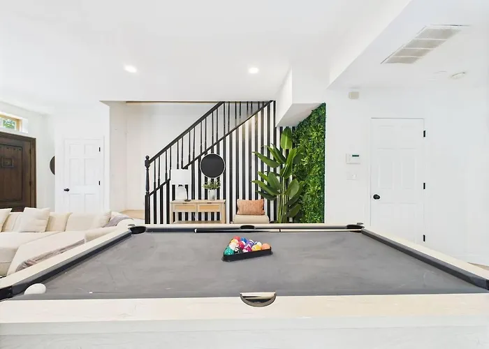 West Town Estate 6br, Game Room, Decks, 5gbps Hébergement de vacances Chicago