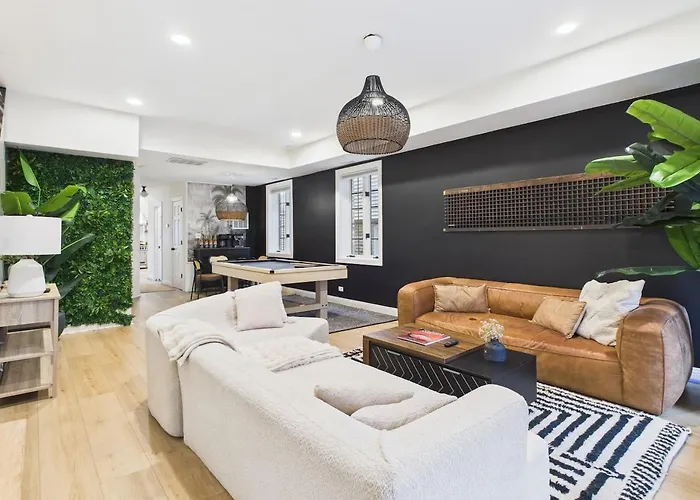 West Town Estate 6br, Game Room, Decks, 5gbps
