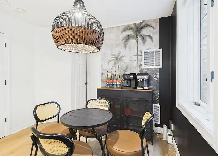 West Town Estate 6br, Game Room, Decks, 5gbps Hébergement de vacances Chicago
