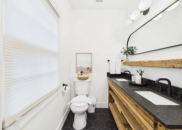 West Town Estate 6br, Game Room, Decks, 5gbps * Chicago