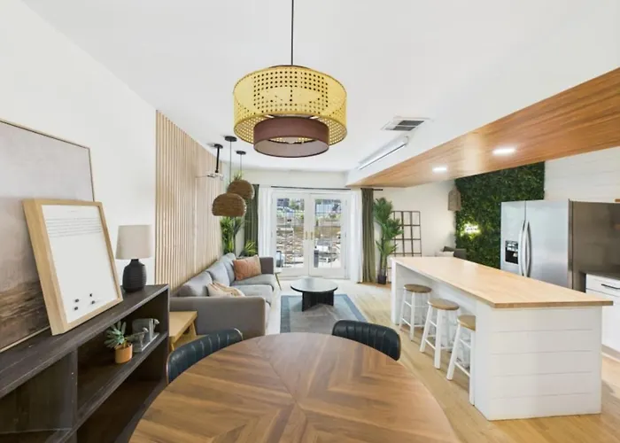 West Town Estate 6br, Game Room, Decks, 5gbps Hébergement de vacances *
