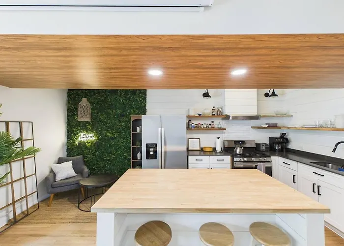 West Town Estate 6br, Game Room, Decks, 5gbps Hébergement de vacances Chicago